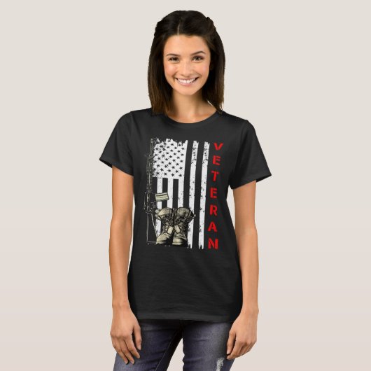 Veteraan USA Flag Pistool en Combat Boots US Veter T-shirt (Voorkant volledig)