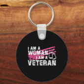 Veteraan Vrouw Roze Vlag Veteranen Dag Sleutelhanger (Voorkant)