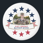 Veteran Service Photo Red White Blue Magnet<br><div class="desc">Eet uw dienstman met deze patriottische rode witte en blauwe 3-inch ronde magneten met één enkele gecentreerde cirkelfoto, een sterren en strepen banner met een faux grens van de folie en placeholders voor de naam en de rang van uw speciale dienstpersoon. Geweldige cadeautjes voor ouders en grootouders om hun koelkast...</div>