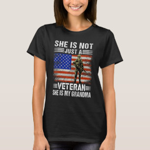 Veteranen Dag Zij is niet alleen een veteraan Zij T-shirt