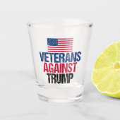 Veteranen tegen de Amerikaanse vlag Trump Shot Glas (Voorkant)