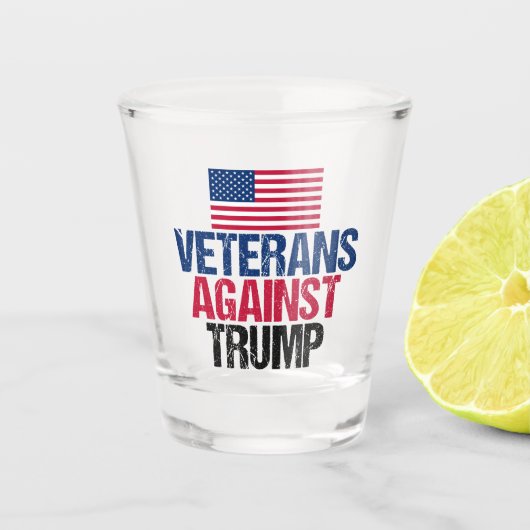 Veteranen tegen de Amerikaanse vlag Trump Shot Glas (Voorkant)