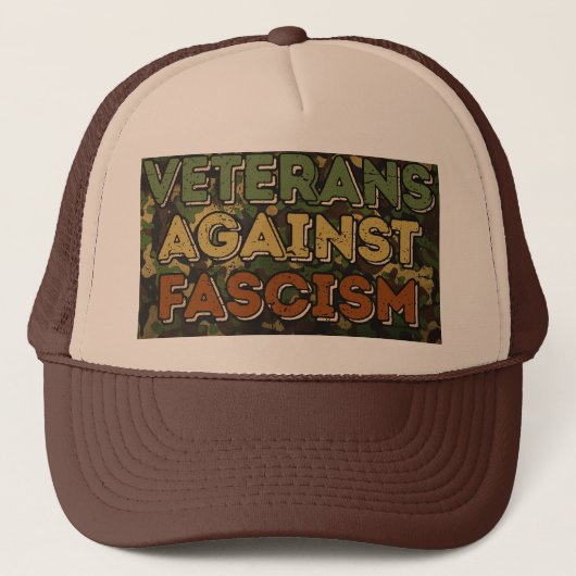 Veteranen Tegen Fascisme Trucker Pet (Voorkant)