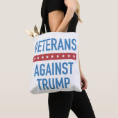 Veteranen tegen Trump Tote Bag (Dichtbij)