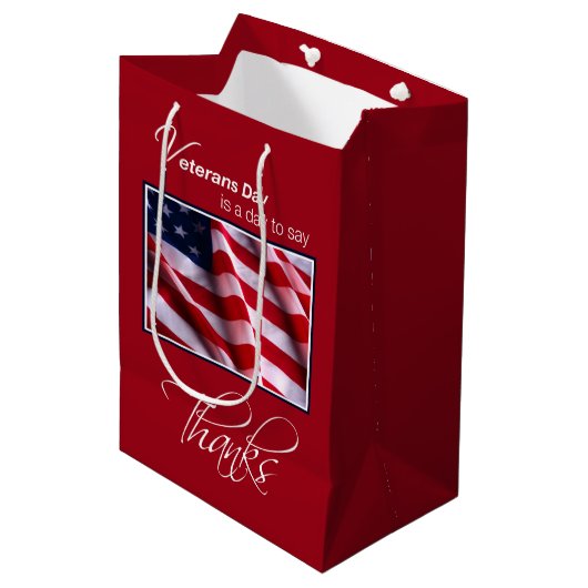 Veterans Day Patriottische Amerikaanse vlag Bedank Medium Cadeauzakje (Voorkant Gekanteld)