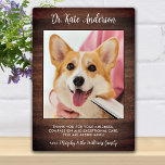 Veterinair Dank u Aangepaste Pet Dog Foto Rustic Fotoplaat<br><div class="desc">Zeg 'Dank je' tegen je geweldige dierenarts met een schattige persoonlijke foto van de hond. Personaliseer de naam van het huisdier en zijn favoriete foto. Deze veeartsenijkundige appreciatie cadeau zal een schat in het belang zijn. Pas voor Vet Assistant, Vet Tech of Veterinary Title aan. COPYRIGHT © 2020 Judy Burrows,...</div>