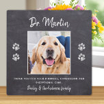 Veterinair dank U schildert afdrukken Aangepaste f Fotoplaat<br><div class="desc">Zeg 'Dank je' tegen je geweldige dierenarts met een schattige persoonlijke foto van de hond. Personaliseer de naam van het huisdier en zijn favoriete foto. Deze veeartsenijkundige appreciatie cadeau zal een schat in het belang zijn. COPYRIGHT © 2020 Judy Burrows, Black Dog Art - Alle rechten voorbehouden. Veterinair dank U...</div>