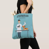 Veterinair Man met dieren en aangepaste tekst Tote Bag (Dichtbij)
