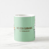 Veterinaire vrouw met dieren en aangepaste tekst koffiemok (Center)