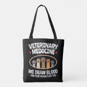 Veterinary Medicine we trekken bloed Funny Vet Tec Tote Bag (Achterkant)