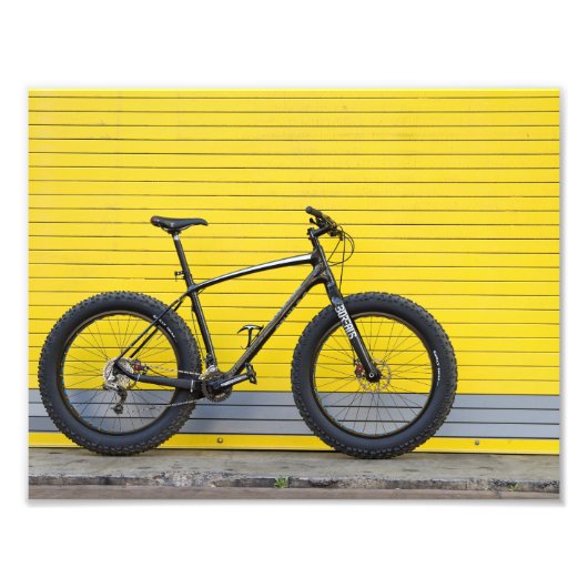 Vetfiets op de Gele muur Foto Afdruk (Voorkant)