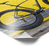 Vetfiets op de Gele muur Foto Afdruk (Hoek)
