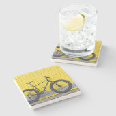 Vetfiets op gele wand stenen onderzetter (Zijkant)