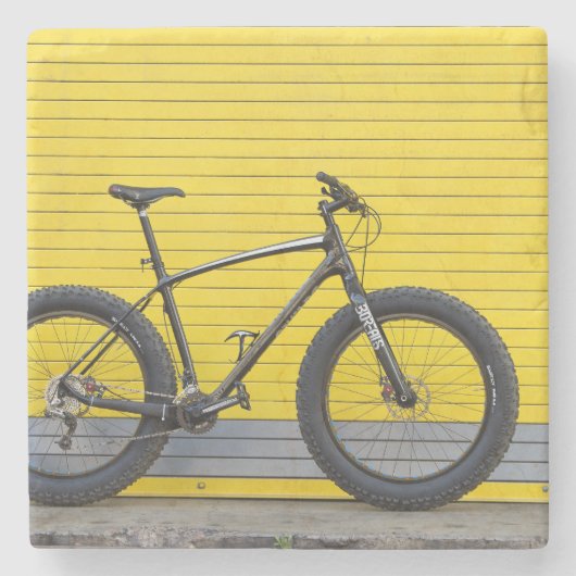 Vetfiets op gele wand stenen onderzetter (Voorkant)