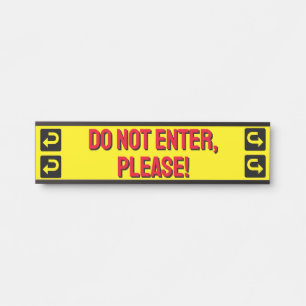 Vetgedrukt "NIET BINNENKOMEN, ALSJEBLIEFT!" deurbo Deurbordje