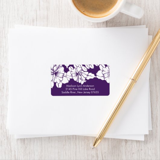 Vetgedrukte bloemen op Paarse retour adreslabels. Etiket (Insitu)