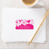 Vetgedrukte bloemen op roze retouradres labels. etiket (Insitu)