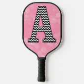 Vetgedrukte Chevron Letter A op Bubblegum Pink Pickleball Paddle (Achterkant)