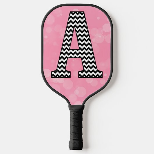 Vetgedrukte Chevron Letter A op Bubblegum Pink Pickleball Paddle (Achterkant)