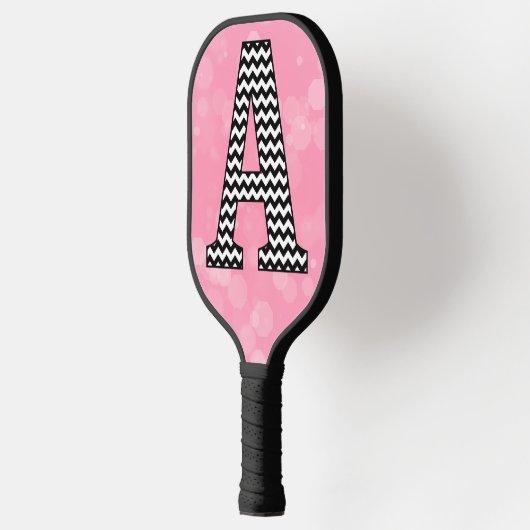 Vetgedrukte Chevron Letter A op Bubblegum Pink Pickleball Paddle (Links)