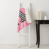 Vetgedrukte Chevron Letter A op Bubblegum Pink Sherpa Deken (In situ)