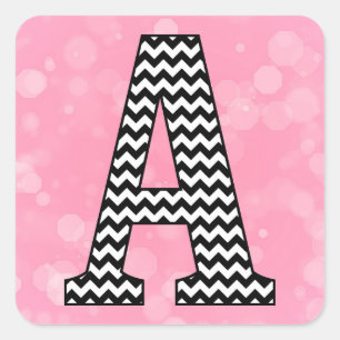 Vetgedrukte Chevron Letter A op Bubblegum Pink Vierkante Sticker