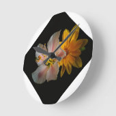 Vetgedrukte elegantie: zwarte bloem kussen" ronde klok (Hoek)