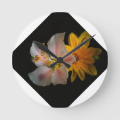 Vetgedrukte elegantie: zwarte bloem kussen" ronde klok (Voorkant)