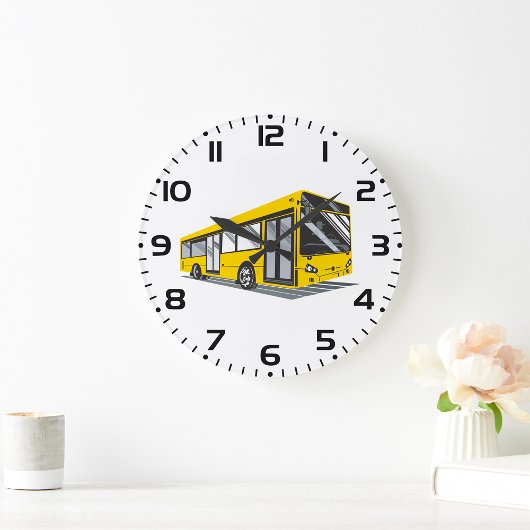 Vetgedrukte gele stadsbus openbaar vervoer grote klok