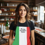 Vetgedrukte Italiaanse vlag Persoonlijk Schort in<br><div class="desc">Vet Italiaans Schort. Pas het aan met de naam van de kok of een restaurant. Een aangepast ontwerp voor Italiaanse keukens, of het nu gaat om een restaurant of om uw huis, dit ontwerp bevat de overkoepelende kleuren van de Italiaanse vlag (groen, wit en rood). De tekst-sjabloon kan worden aangepast...</div>