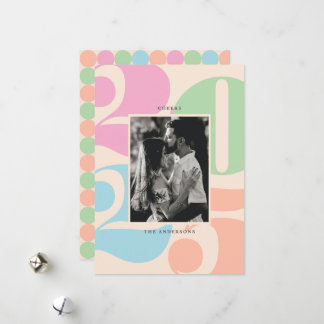 Vetgedrukte kleurrijke cijfers juichen nieuwjaarsf feestdagenkaart