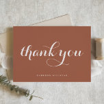 Vetgedrukte moderne kalligrafie Terracotta Bedankkaart<br><div class="desc">Verzend bedankt met deze klantgerichte dank u kaart. Het biedt moderne kalligrafie en eenvoudige typografie op een terracotta achtergrond. Personaliseer door jouw naam of andere details toe te voegen. Deze kalligrafie bedankt je kaart is perfect voor bedrijven,  bruiloften,  vrijgezellenfeesten,  baby showers,  afstuderen en nog veel meer.</div>