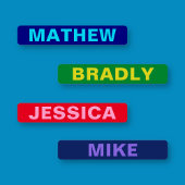 Vetgedrukte namen op meerdere waterdichte kleuren labels