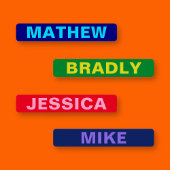 Vetgedrukte namen op meerdere waterdichte kleuren labels