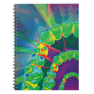 Vetgedrukte regenboog gekleurde tanden model ontwe notitieboek