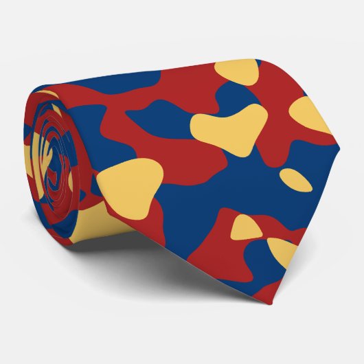 Vetgedrukte rode camouflage in goudgeel en marineb stropdas (Opgerold)