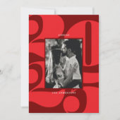 Vetgedrukte rode cijfers juichen nieuwjaarsfoto to feestdagenkaart (Voorkant)