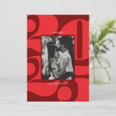 Vetgedrukte rode cijfers juichen nieuwjaarsfoto to feestdagenkaart (Staand voorkant)