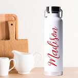 Vetgedrukte rode naam Handgeschreven script Aangep Waterfles<br><div class="desc">Een gedurfde rode gepersonaliseerde monogram waterfles voor een meisje of man die houdt van eenvoudige,  handgeschreven geschenken. Mooi cursief schrift aan de zijkant van je flesje dat jouw naam uitspreekt.</div>