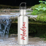 Vetgedrukte rode naam Handgeschreven script Aangep Waterfles<br><div class="desc">Een gedurfde rode gepersonaliseerde monogram waterfles voor een meisje of man die houdt van eenvoudige,  handgeschreven geschenken. Mooi cursief schrift aan de zijkant van je flesje dat jouw naam uitspreekt.</div>