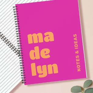 Vetgedrukte typografie grote letters naam magenta notitieboek