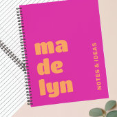 Vetgedrukte typografie grote letters naam magenta  notitieboek