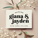 Vetgedrukte typografie Modern Save the Date Kaart<br><div class="desc">Dit is een gedurfde en typografische save-the-date aankondigingskaart. Perfect voor het moderne koppel! Beschikt over prachtige typografie en een trendmatige afgeronde hoekkaartvorm. Typografie en achtergrond zijn allemaal kleurveranderlijk en u kunt een foto aan de achterkant van de kaart toevoegen als u dat wilt! De kaart zoals afgebeeld heeft een crème...</div>