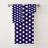 Vetgedrukte witte Polka Dots op Navy Blue Bad Handdoek (Insitu)