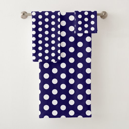Vetgedrukte witte Polka Dots op Navy Blue Bad Handdoek (Insitu)
