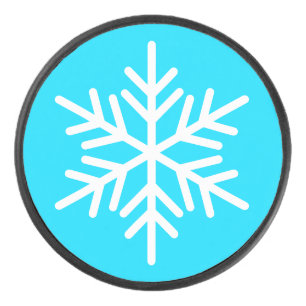 Vetgedrukte witte Scandinavische sneeuwvlok op hel Hockey Puck