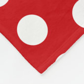Vetgedrukte witte stippen op rood fleece deken (Hoek)