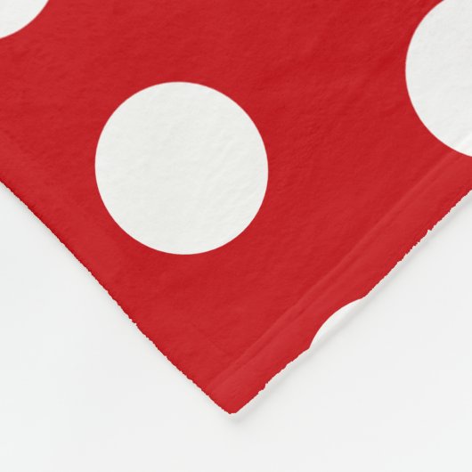 Vetgedrukte witte stippen op rood fleece deken (Hoek)