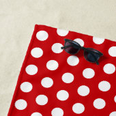 Vetgedrukte witte stippen op rood strandlaken (In situ)