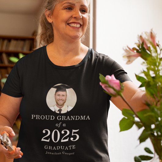 Vetgedrukte Witte Tekst Foto Trots Oma 2025 Afstud T-shirt